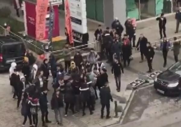 Sultanbeyli'nde 50 lise öğrencisinin birbirine girdigi kavga kamerada -3