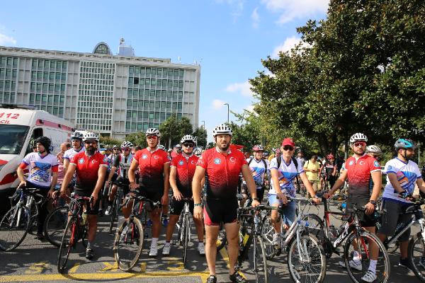Yüzlerce Bisikletli  Trafikte Biz de Varız  Dedi