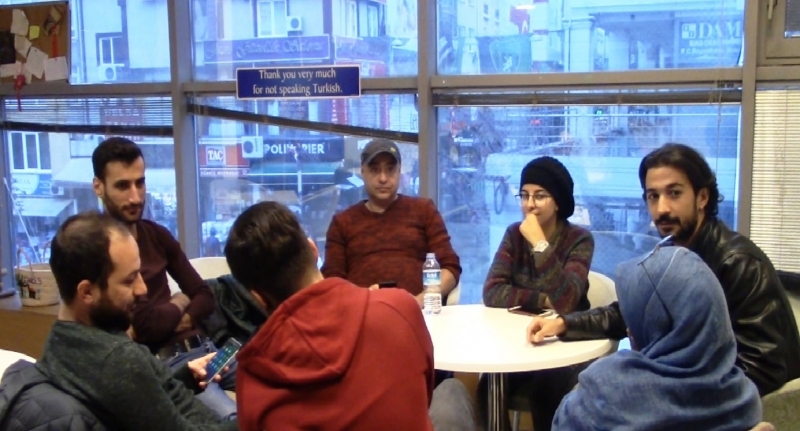 İZMİT’TE BİR KAFE’DE SADECE İNGİLİZCE KONUŞULUYOR DİĞER DİLLER YASAK