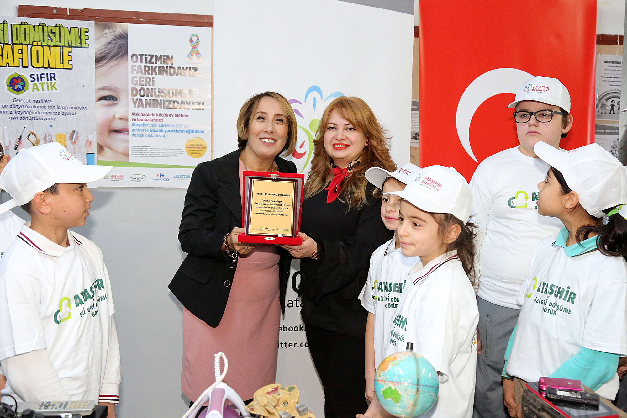 ATAŞEHİRLİ ÖĞRENCİLERDEN OTİZMLİ ÇOCUKLARA DESTEK