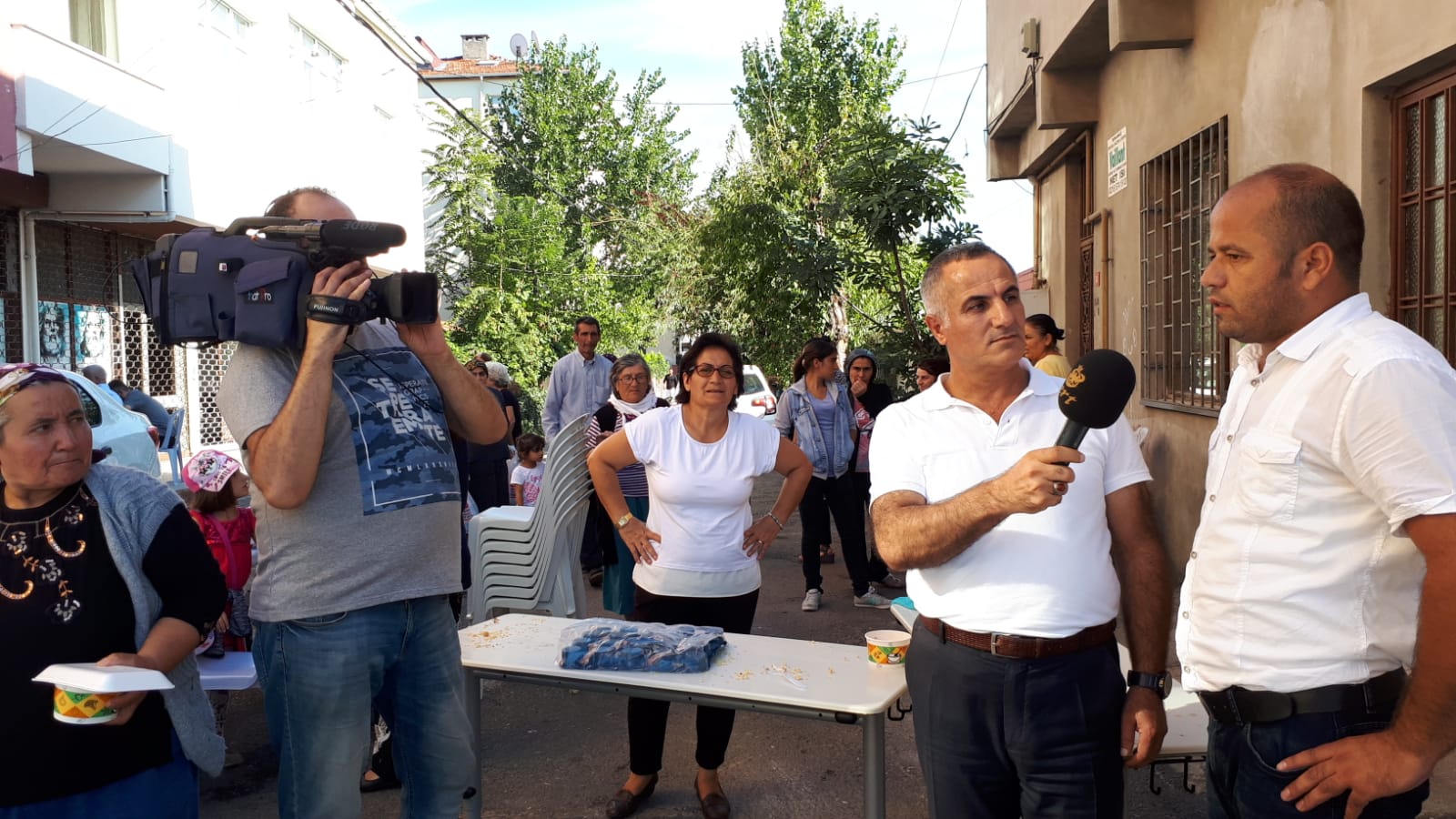 GELECEĞİN MİMARI HAMZA AZMAZ DUR DURAK BİLMİYOR HALKIN İÇİNDE HALKLA BİRLİKTE