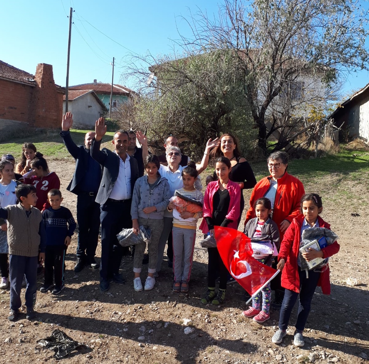 ATLAS VE ÇAZDER ANADOLUDAKİ ÖĞRENCİLERE YARDIM ELİ UZATTI