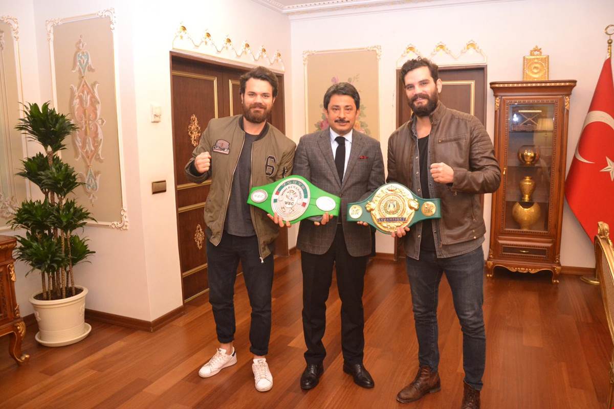WBC DÜNYA ŞAMPİYONU ÖNER KARDEŞLER ÜSKÜDAR KAYMAKAMI MURAT SEFA DEMİRYÜREK’İ MAKAMINDA ZİYARET ETTİ