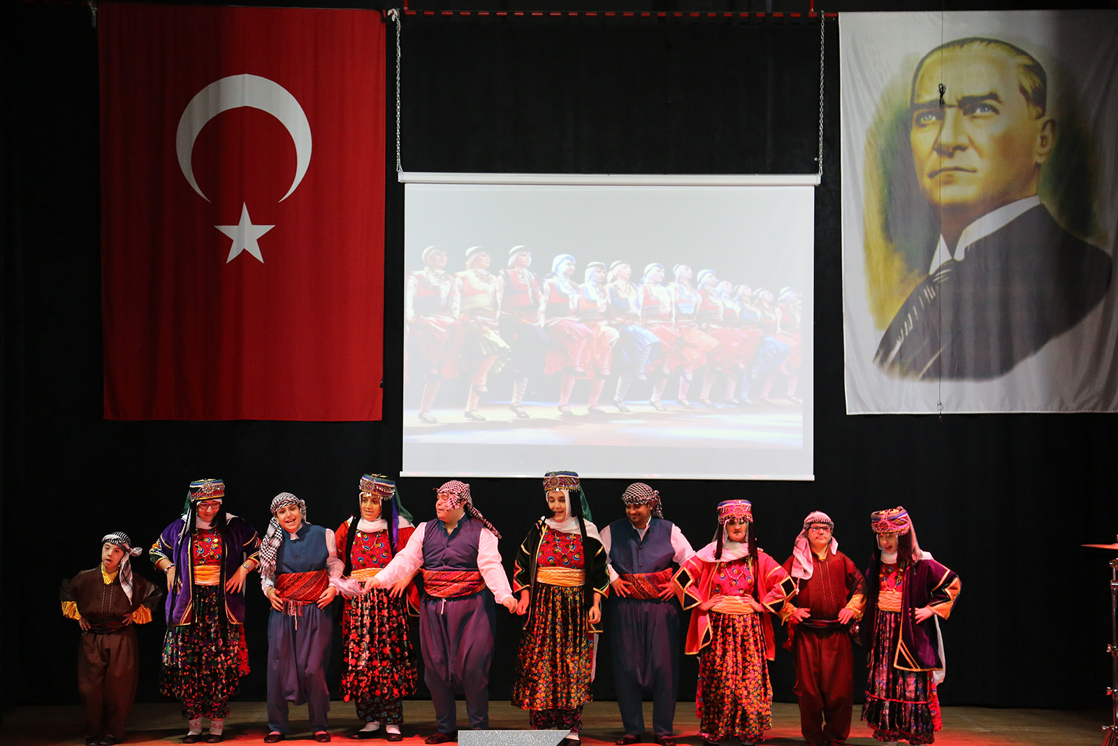 ATAŞEHİR’DE ENGELLİ ÖĞRENCİLERİN GÖSTERİSİ AYAKTA ALKIŞLANDI