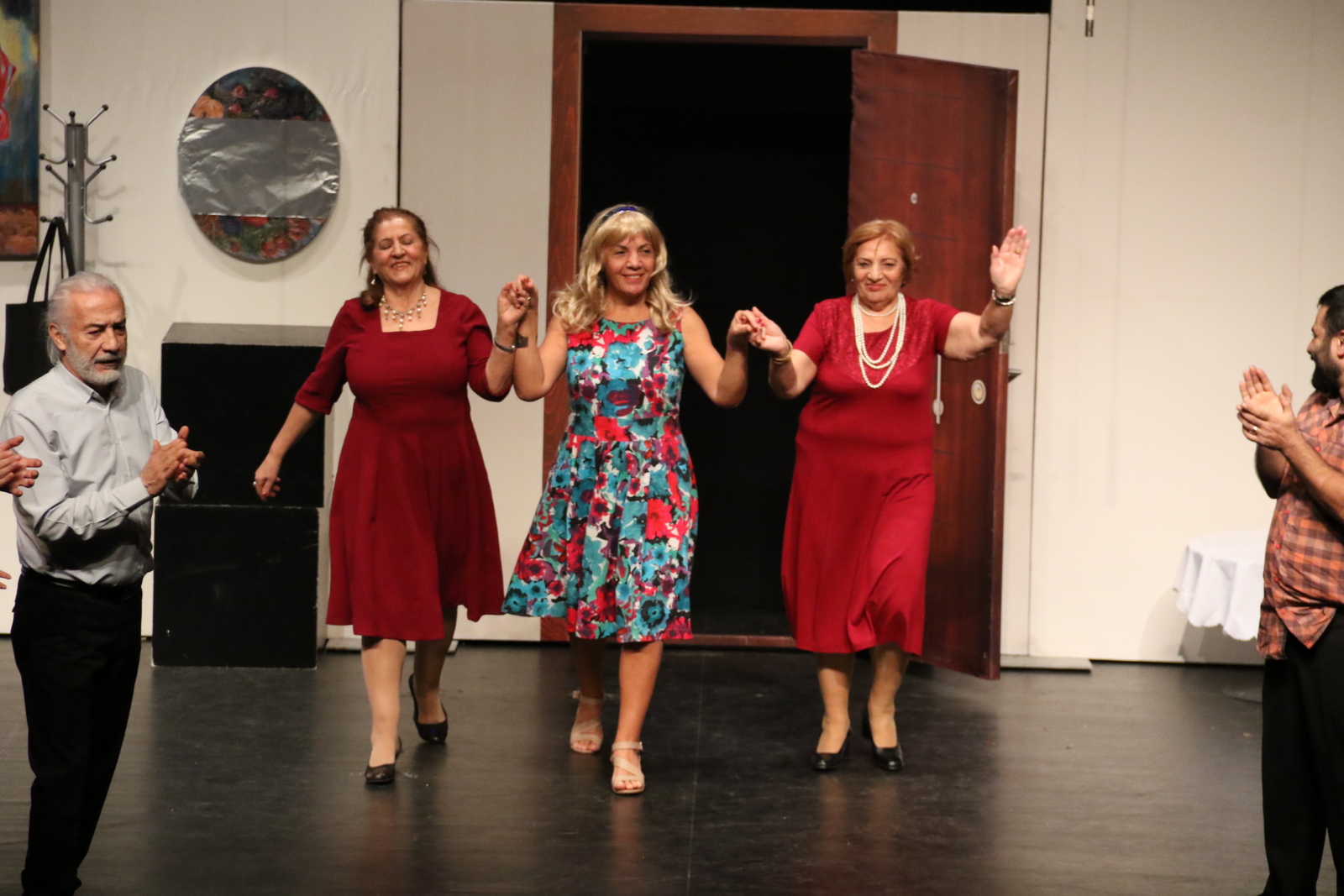 “MAZİ KALBİMDE BİR KAHKAHA” TİYATROSEVERLERLE BULUŞTU