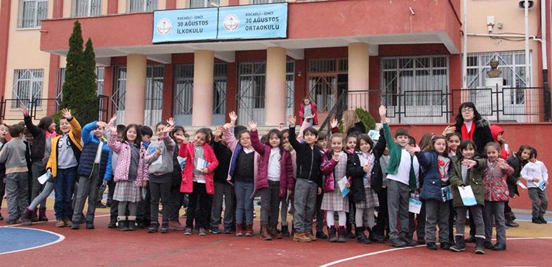 Kocaeli Belediyesi Öğrencilere önce okulda sonra otobüste eğitim veriyor