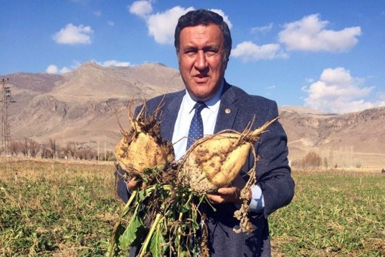 Köylü ve Çiftçi Dostu Ömer Fethi Gürer: Pancar üreticilerini perişan ettiler!