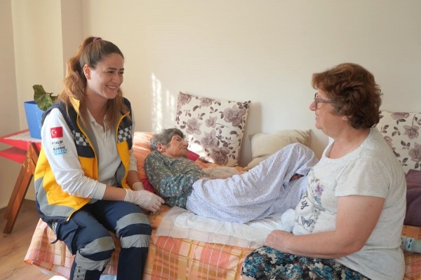 AYVALIK BELEDİYESİ HASTALARIN EVLERİNE SEVGİ VE ŞİFA DAĞITIYOR