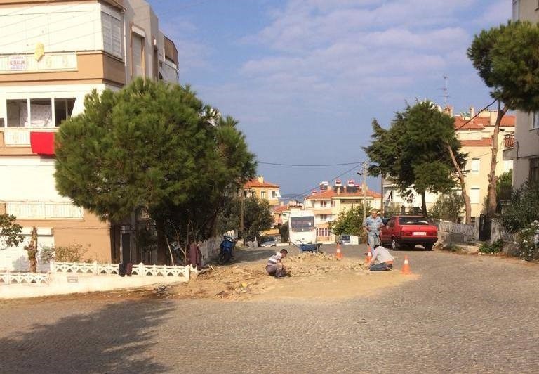 AYVALIK BELEDİYESİ 7/24 ÇALIŞIYOR BOZULAN YOLLARDA ONARIM YAPILIYOR