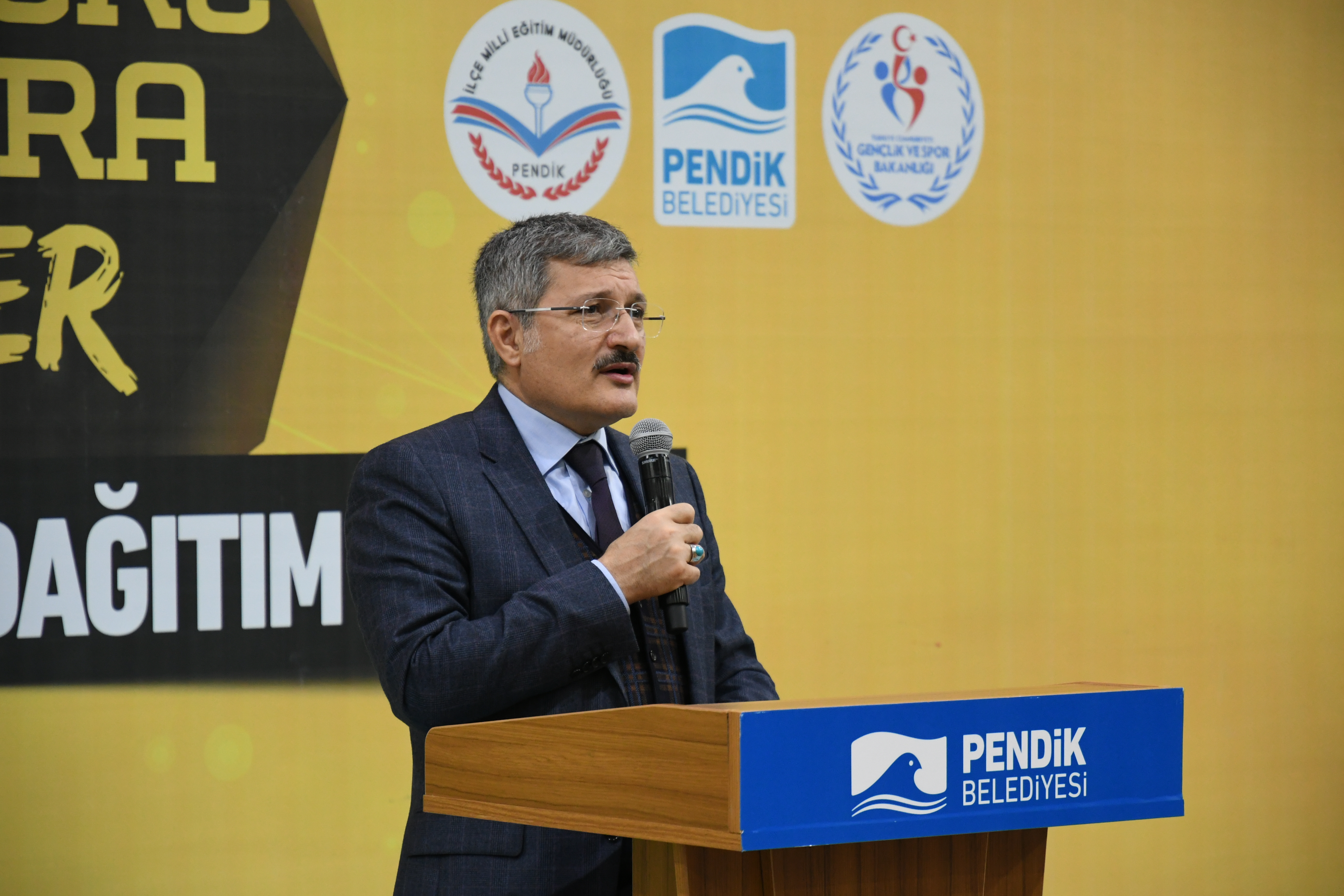 Pendik’te 150 Okula Spor Malzeme Desteği