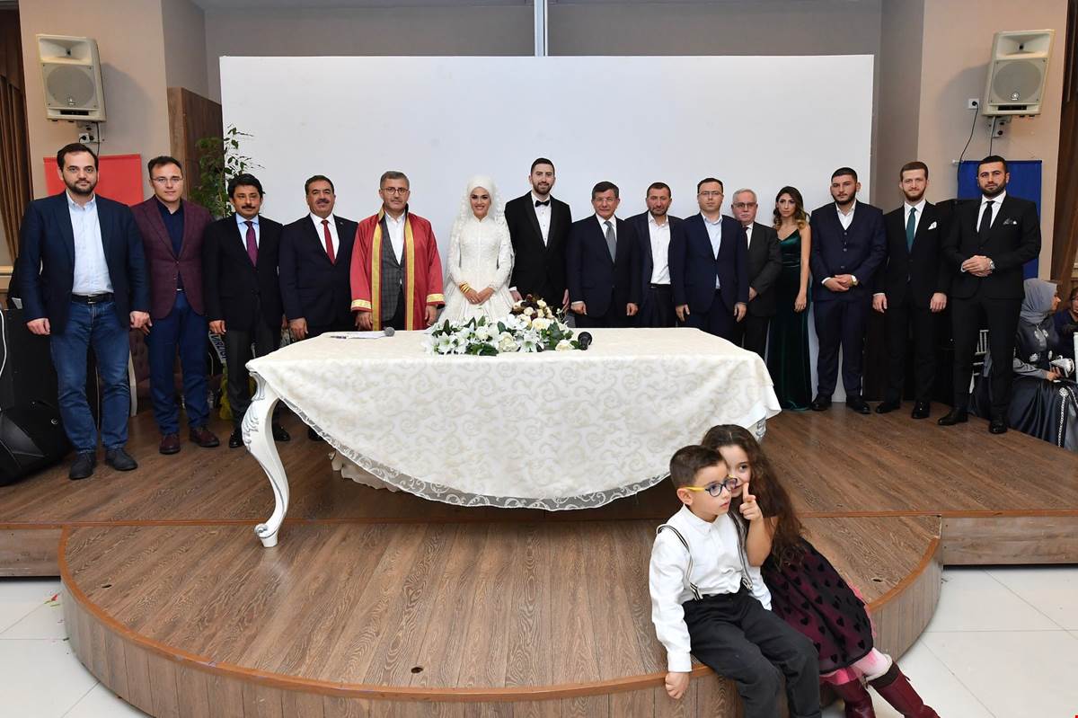 ÜSKÜDAR KAYMAKAMI MURAT SEFA DEMİRYÜREK VE AHMET DAVUTOĞLU İLE BİRLİKTE 15 TEMMUZ GAZİSİ TAYYİP AYVALIOĞLU’NUN NİKAH TÖRENİNE KATILDI