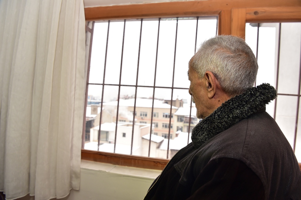 ANKARA BÜYÜKŞEHİR BELEDİYE BAŞKANI DOÇ. DR. MUSTAFA TUNA DIŞARIDA KALANLARA KUCAK AÇIYOR