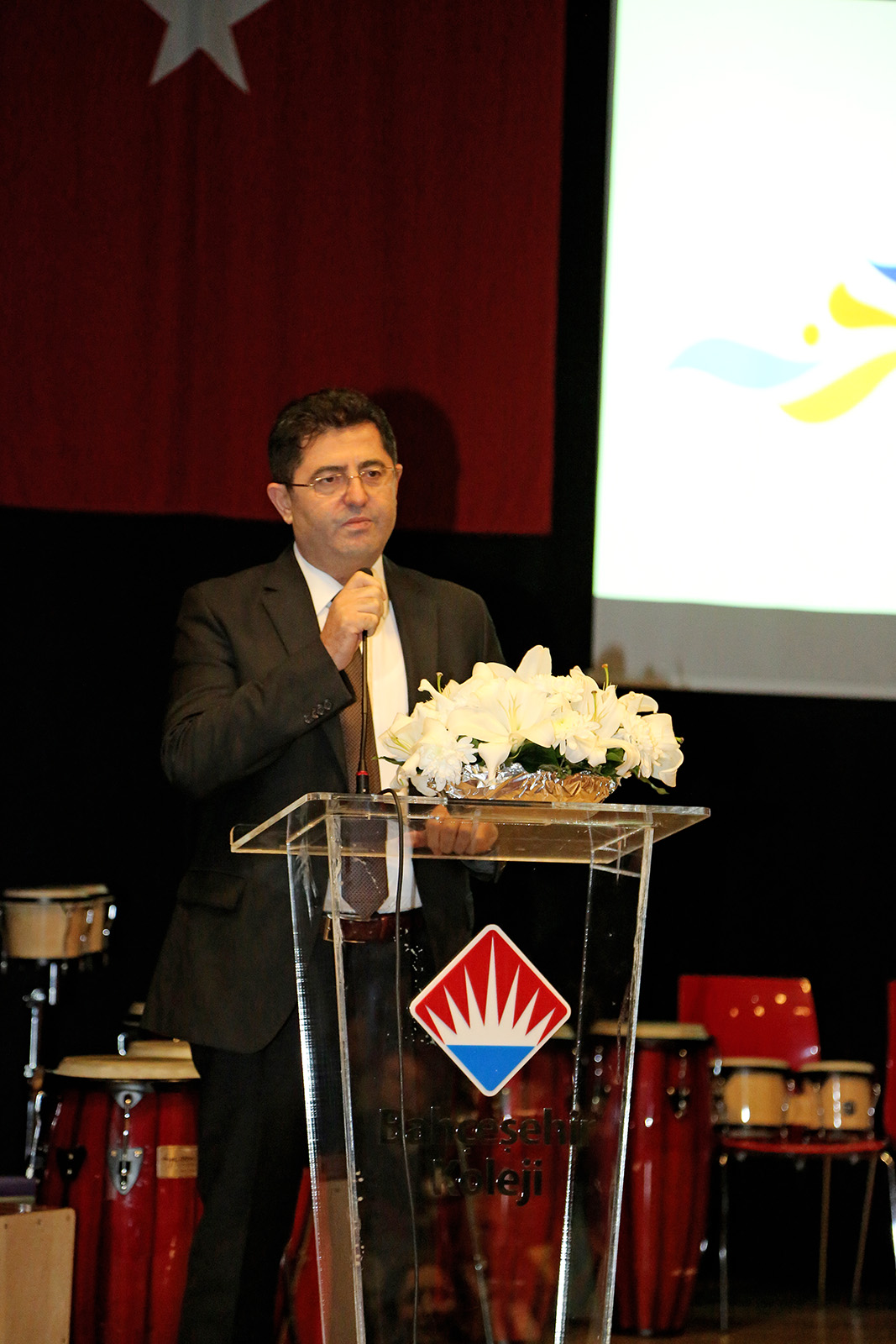 ATAŞEHİR’DE ENGELLİ ÖĞRENCİLERİN GÖSTERİSİ İZLEYENLERİ BÜYÜLEDİ