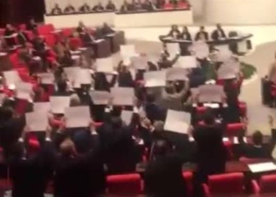 ‘Sinyalizasyona gerek yok’ diyen Bakan’a Meclis’te protesto