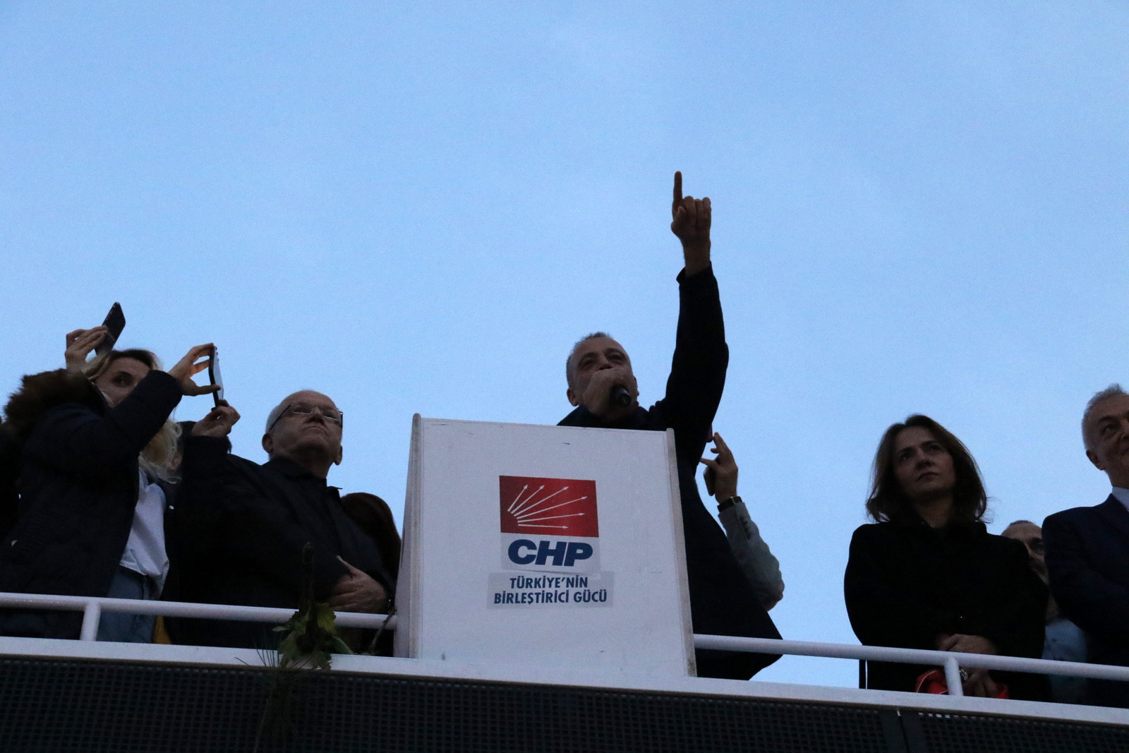 İLGEZDİ HALKIN YOĞUN İLGİSİ ALTINDA MİTİNG YAPTI