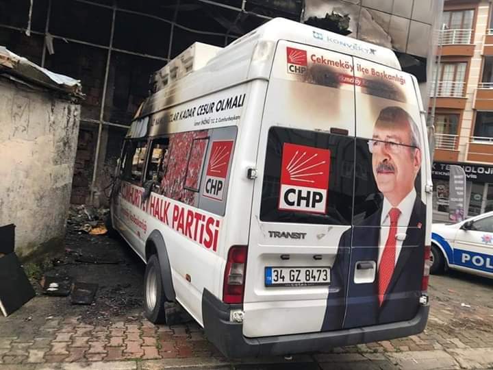 SON DAKİKA!ÇEKMEKÖY CHP’NİN SEÇİM ARACINI ATEŞE VERDİLER!