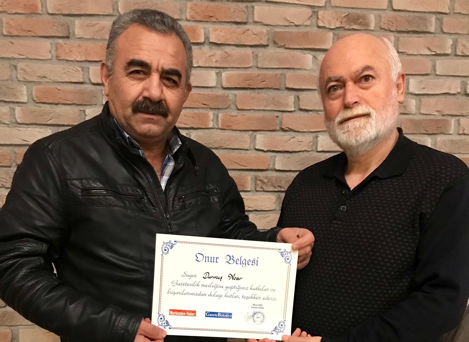 GAZETECİ MUSA HAS’TAN DURMUŞ ACAR’A PLAKET