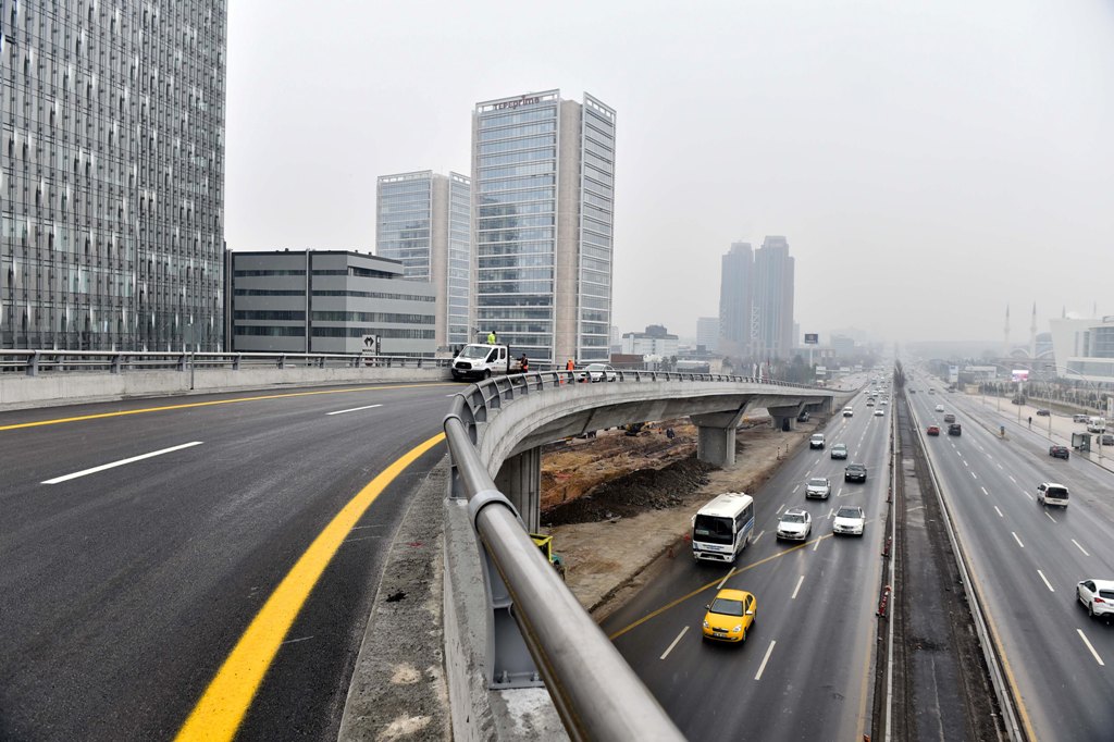 ESKİŞEHİR YOLU’NDA TRAFİK YOĞUNLUĞUNA NEŞTER VURULDU