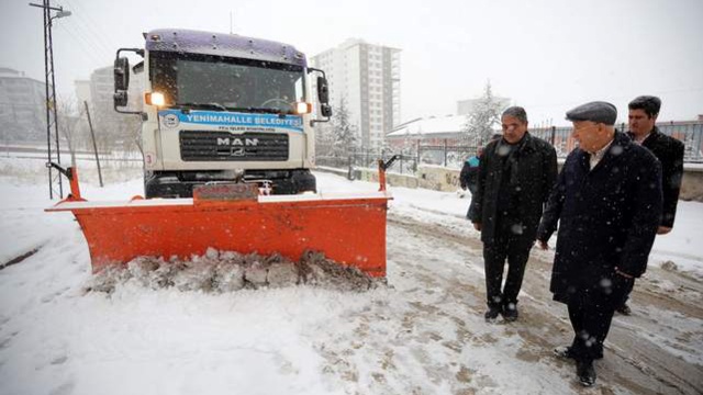 Yenimahalle Belediye Başkanı Fethi Yaşar ilçe genelinde çalışma yapan karla mücadele ekiplerini denetledi.