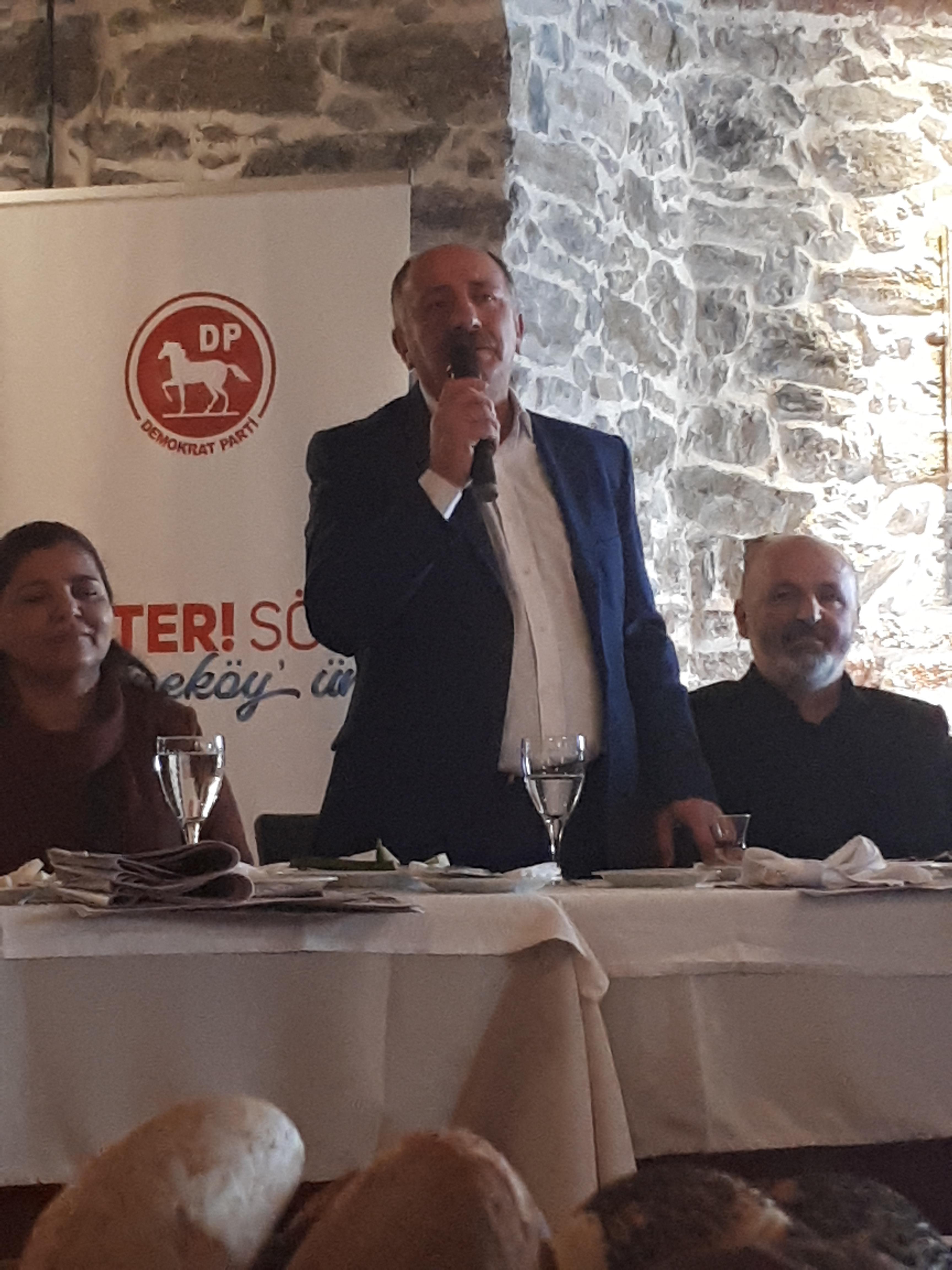 Dün CHP’den istifa etti bugün DP’de göründü