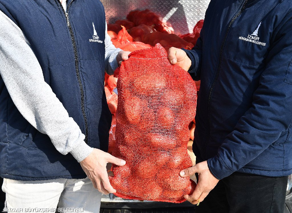 Yiğit muhtaç olmuş kuru soğana Bilmem söylesem mi söylemesem mi