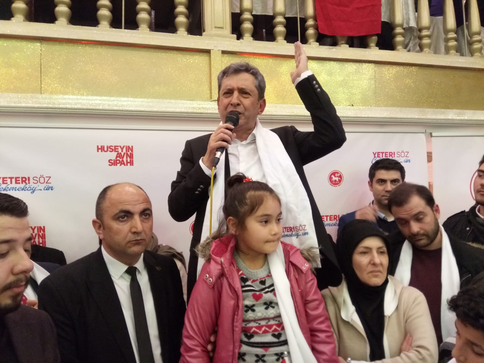 DP ÇEKMEKÖY BELEDİYE BAŞKAN ADAYI HÜSEYİN AVNİ SİPAHİ’Yİ DUYGULANDIRAN COŞKULU KALABALIK