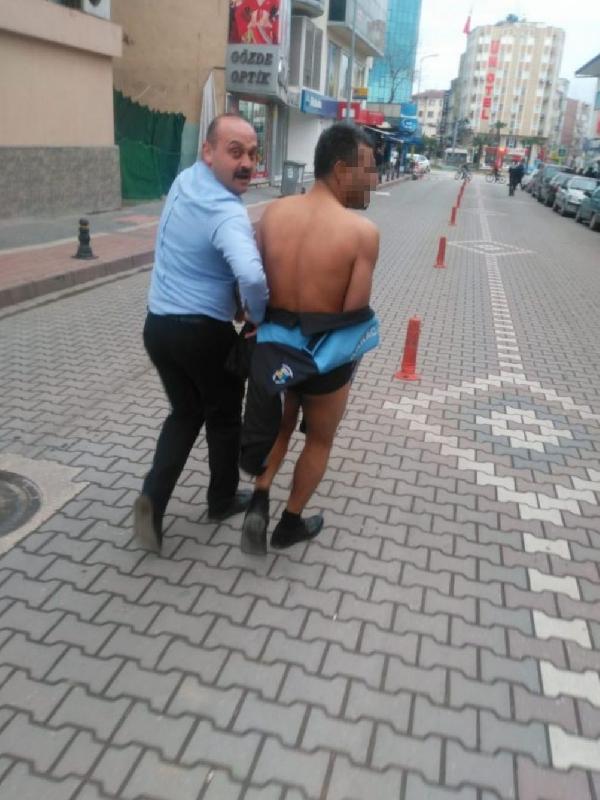 Sokakta çıplak yürüyen adama zabıta müdahalesi