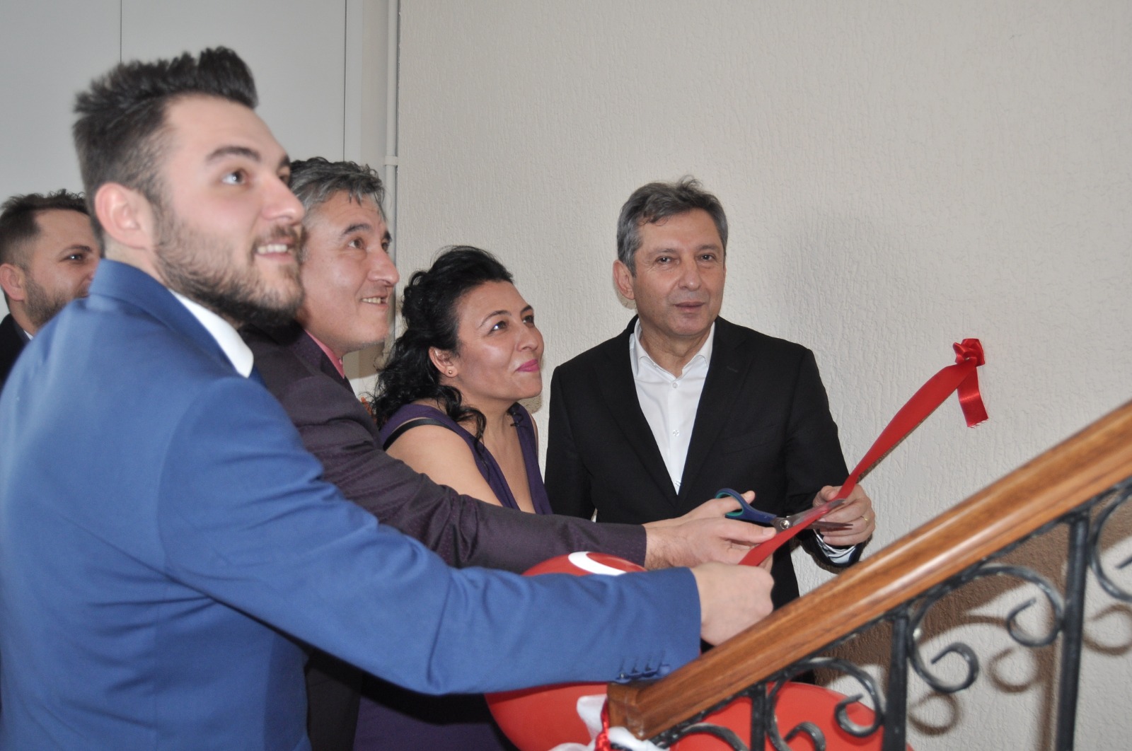 SİPAHİ DURMAK BİLMİYOR HALKLA BİRLİKTE KLİNİK AÇILIŞI YAPTI