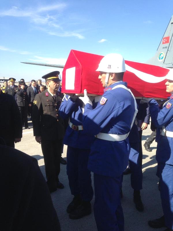 Şehidin kızından babasının tabutuna son dokunuş