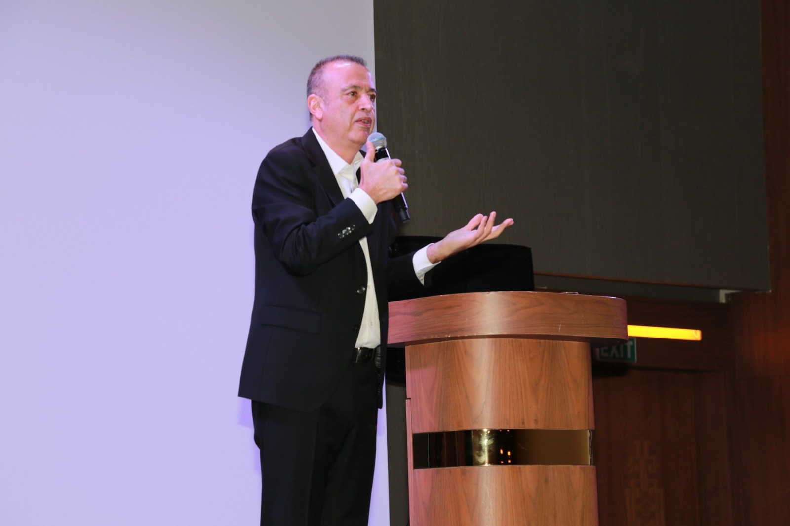 BATTAL İLGEZDİ, ESNAFLARLA  KAHVALTIDA BULUŞTU