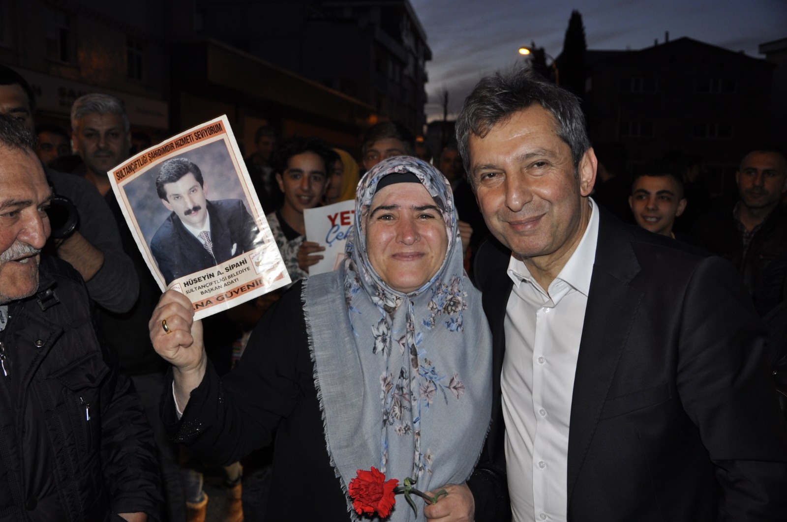 Çekmeköy’de bu Özlem Bitmez Sipahi’ye kapılar ve balkonlardan sevgi seli