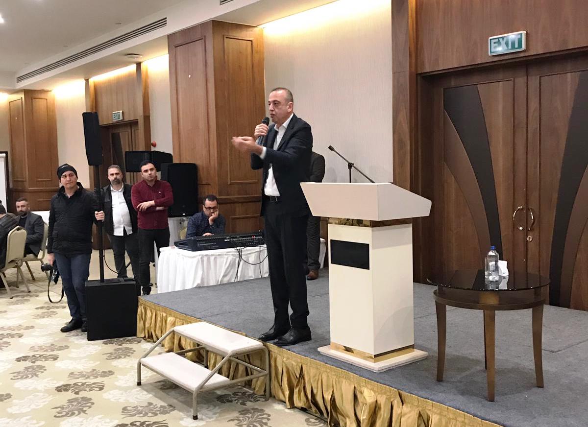 Battal İlgezdi Pazar Kahvaltısını Taksicilerle Yaptı