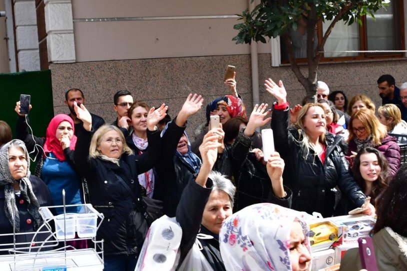 İBB Başkanı Ekrem İmamoğlu’na Güngören semt pazarında yoğun ilgi