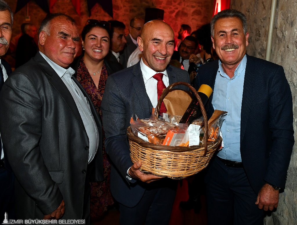 İzmir Büyükşehir Belediye Başkanı Tunç Soyer üteticilerle bir araya geldi