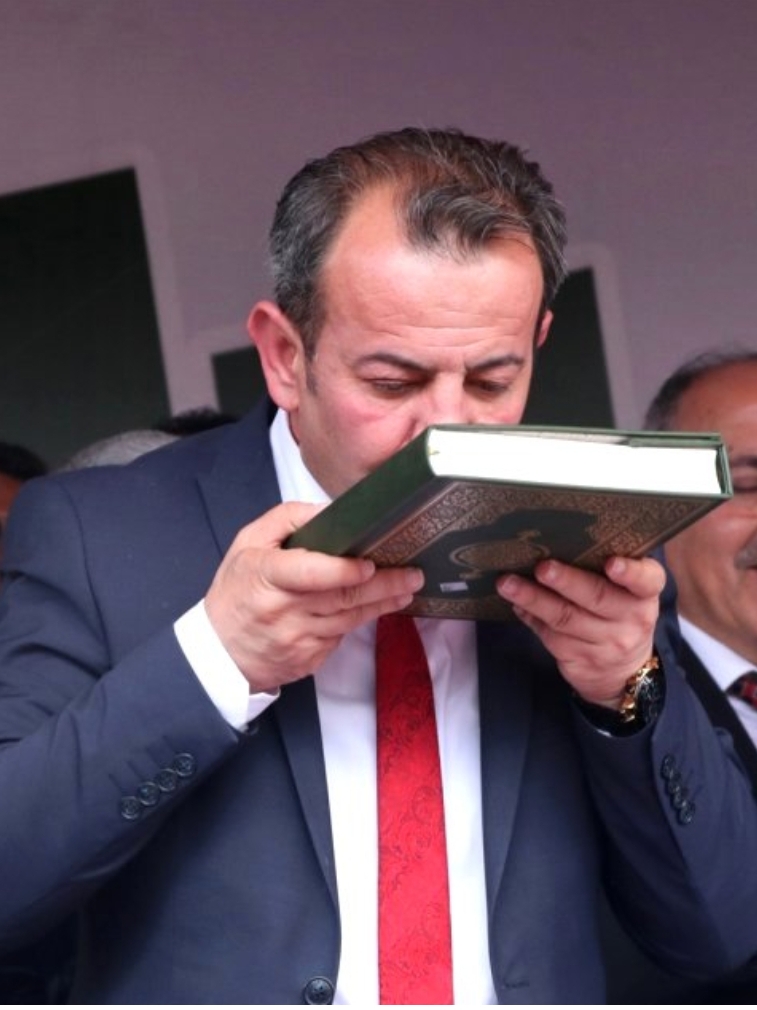 Bolu’da CHP’li Tanju Özcan, Kuran’a El Basarak Göreve başladı