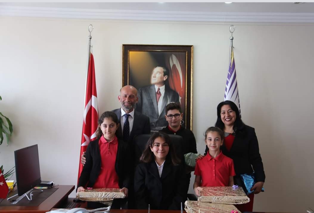 Erdem Gül, Başkanlık Makamını öğrencilere devretti.