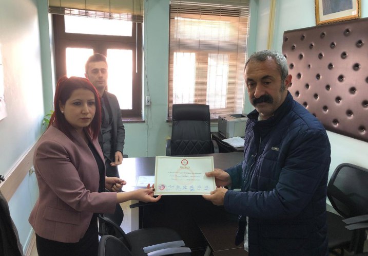 Ve sonunda ‘Komünist Başkan’ mazbatasını aldı