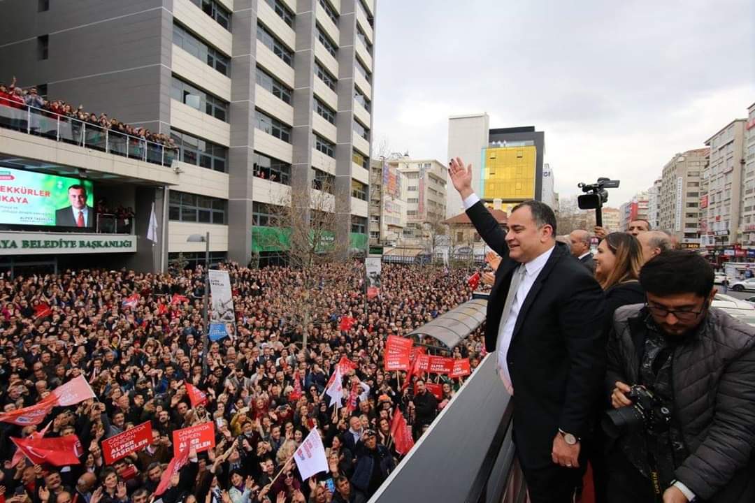 Ankara Çankaya Belediye Başkanı Alper Taşdelen mazbatasını aldı