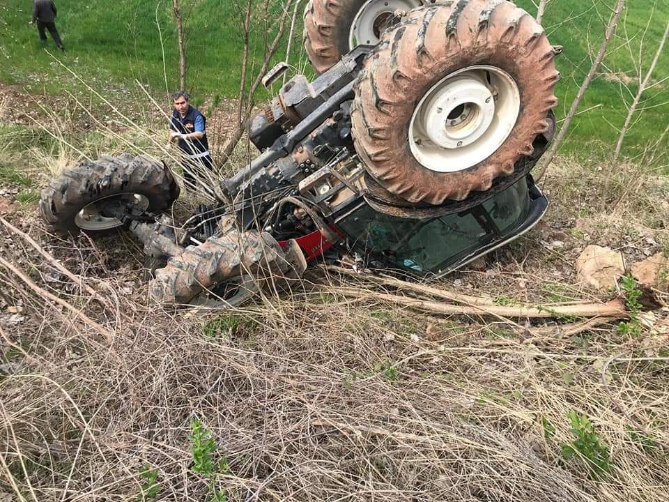 Zile’de traktör devrildi
