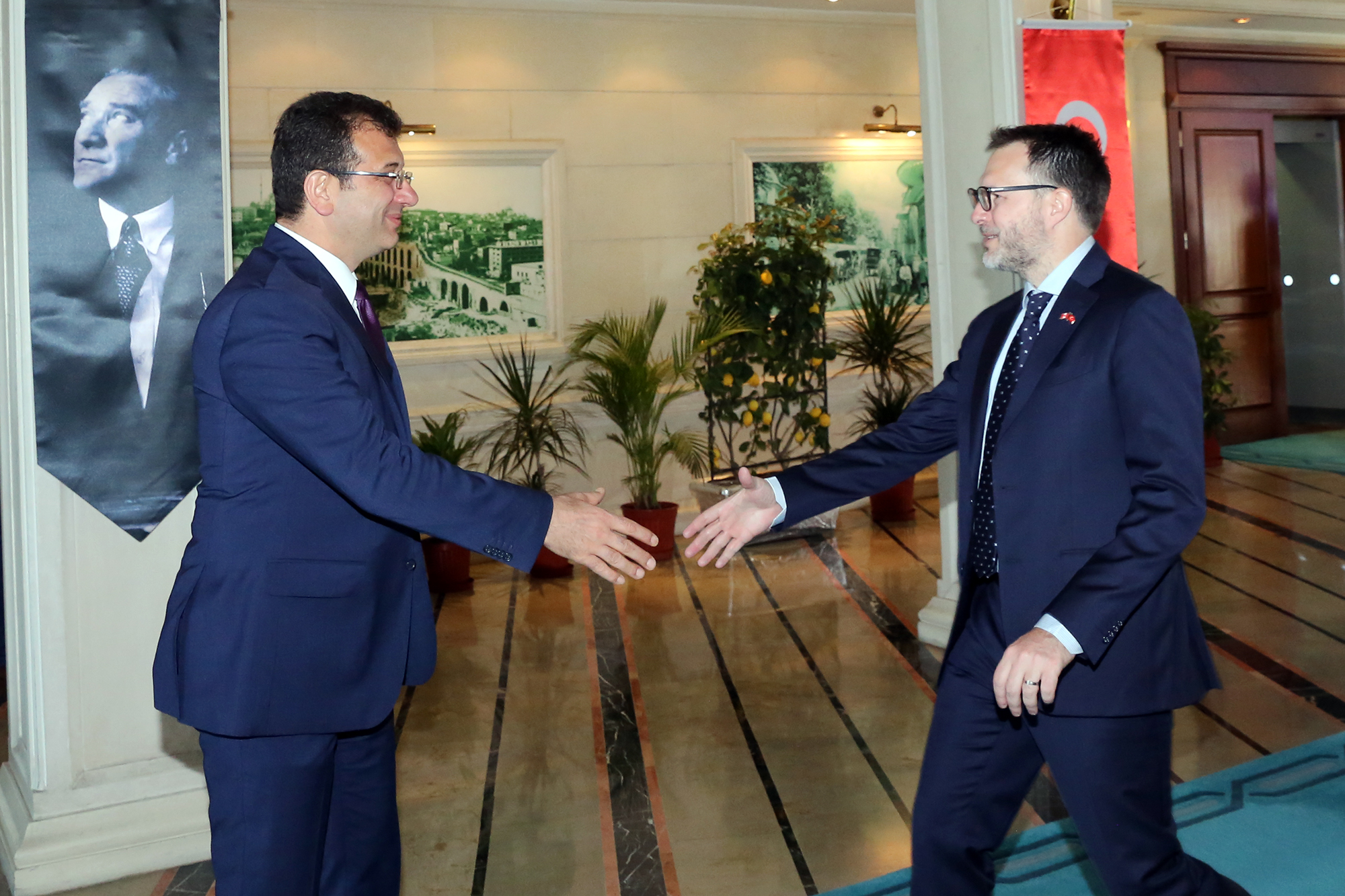 Japonya’nın Ankara Büyükelçisi Akio Miyajima ve Kanada Başkonsolosu Ulric Shannon, İBB Başkanı Ekrem İmamoğlu’na tebrik ziyaretinde bulundu.