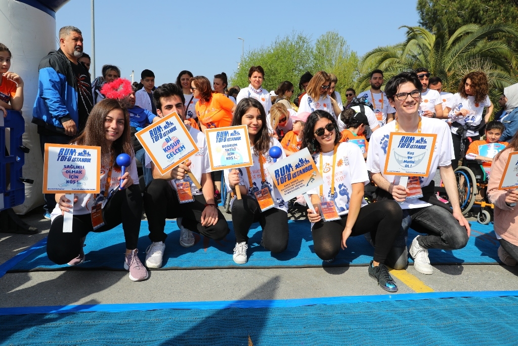 ÇOCUKLAR VE GENÇLER OMURİLİK FELÇLİLERİ İÇİN KOŞTU