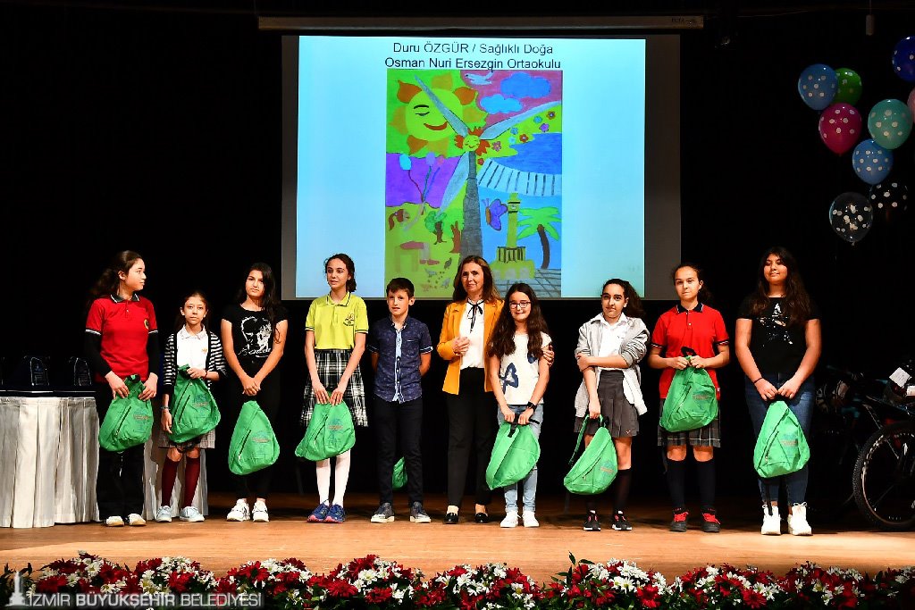 Çocuklar tertemiz bir dünyayı çizdi