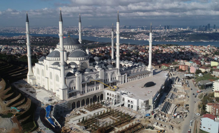 Çamlıca Camisi’nin açılışına ders saatinde öğrenci taşıdılar!