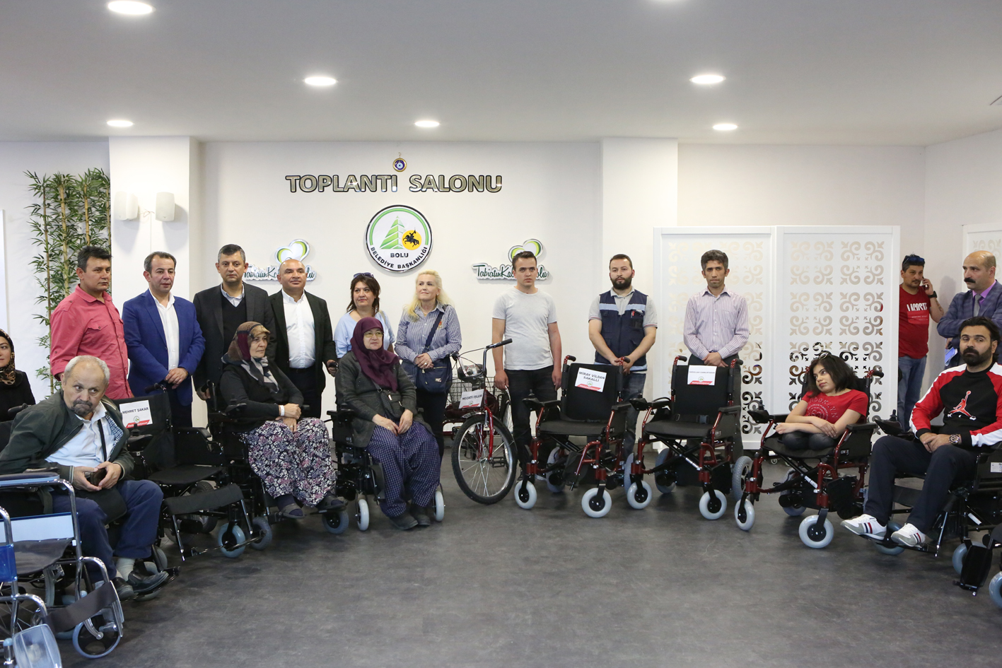 Akülü sandalyelerin 14’ü teslim edildi