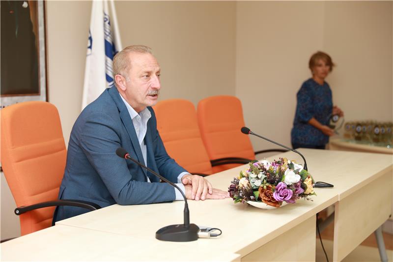 Başkan Atabay’dan Emekli Personele jest yaparak emekçileri onurlandırdı.