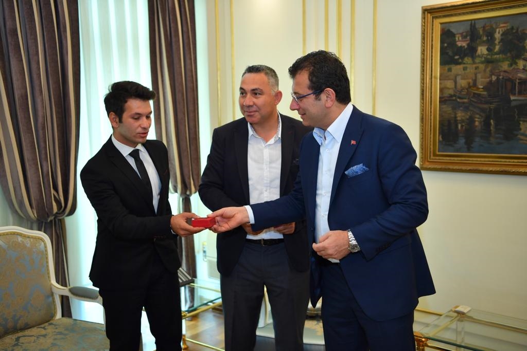 İBB BAŞKANI EKREM İMAMOĞLU, KAHRAMAN PERSONELİ ÖDÜLLENDİRDİ