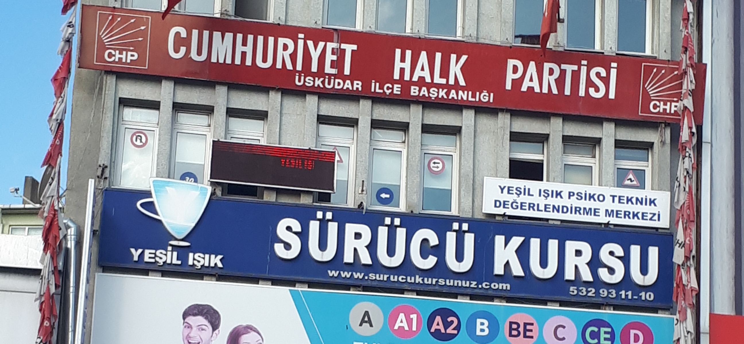 Üsküdar Belediyesi CHP’nin ilçe binasında asılı Bayrakları kesti ve çöpe attı