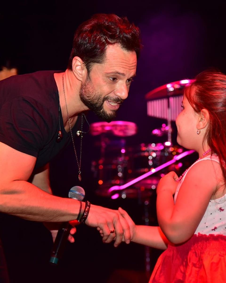 BİLECİKLİLER SANATÇI ÖZGÜN KONSERİ İLE KEYİFLİ BİR GECE YAŞADI