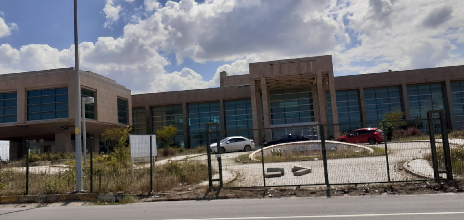 Akfırat’ın akıllı belediye binasının içler acısı hali