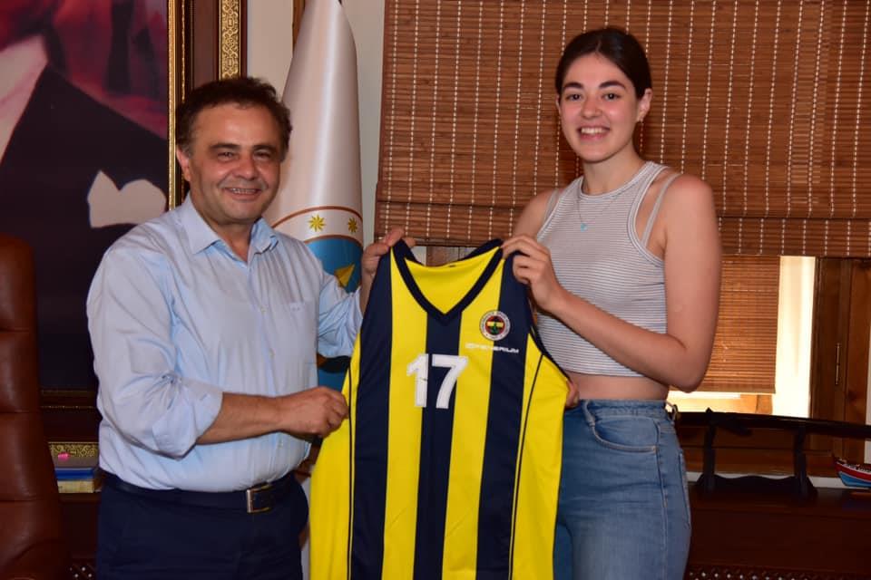 BAŞKANIMIZ SEMİH ŞAHİN GENÇ BASKETBOLCU’YU AĞIRLAYARAK TEBRİK ETTİ